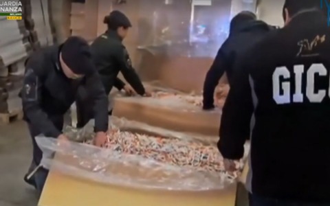 Smantellate due fabbriche clandestine di sigarette nel sud Milano: 17 arrestati tra ucraini e moldavi