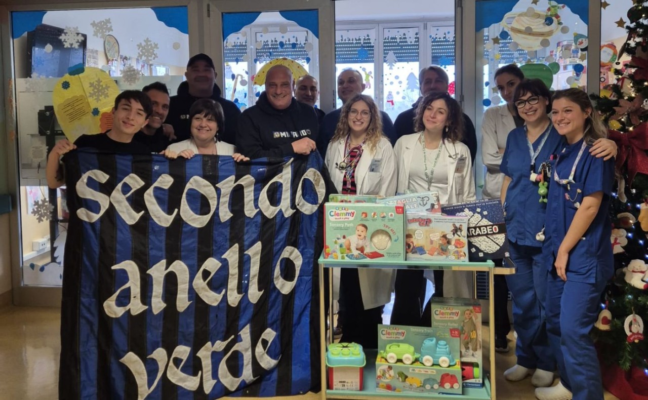 La Curva Nord dell’Inter in corsia: donati giocattoli ai bambini del San Carlo