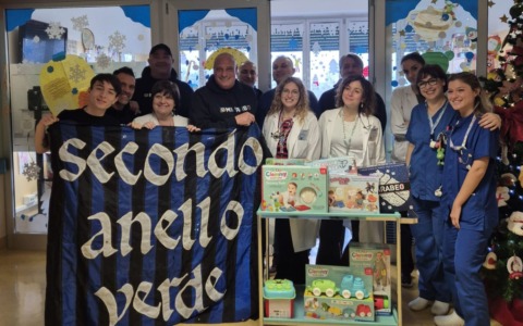 La Curva Nord dell’Inter in corsia: donati giocattoli ai bambini del San Carlo