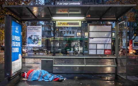 Progetto Arca: in strada l’installazione di Babbo Natale senza dimora