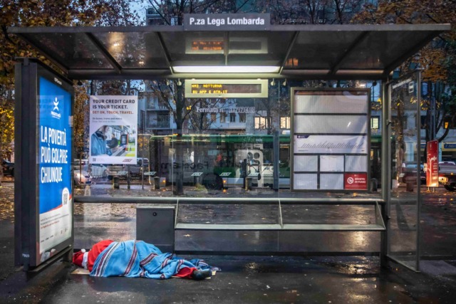 Progetto Arca: in strada l’installazione di Babbo Natale senza dimora
