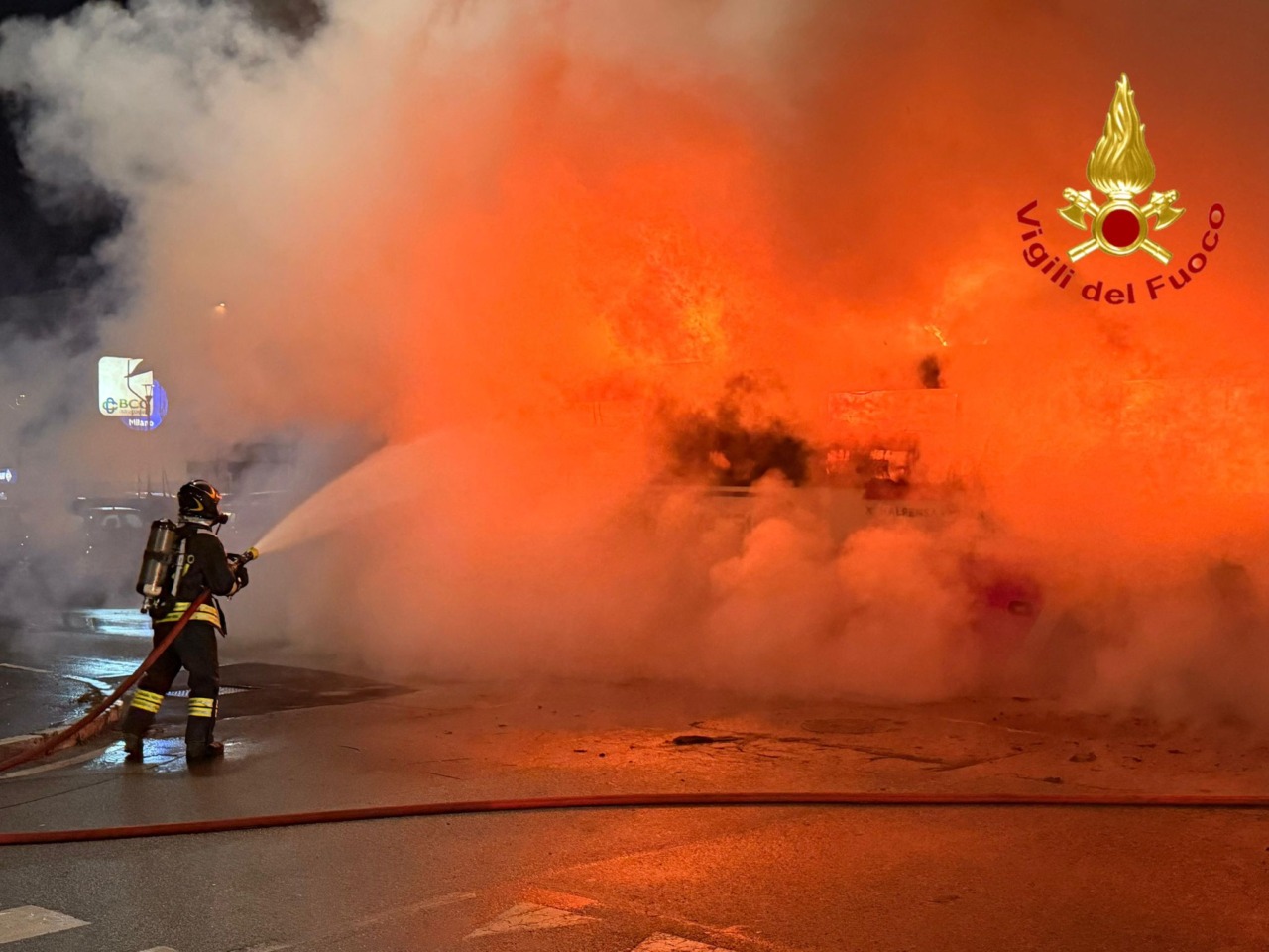 Incendio su un autobus a Sesto: intervento dei Vigili del Fuoco