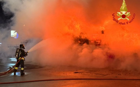 Incendio su un autobus a Sesto: intervento dei Vigili del Fuoco