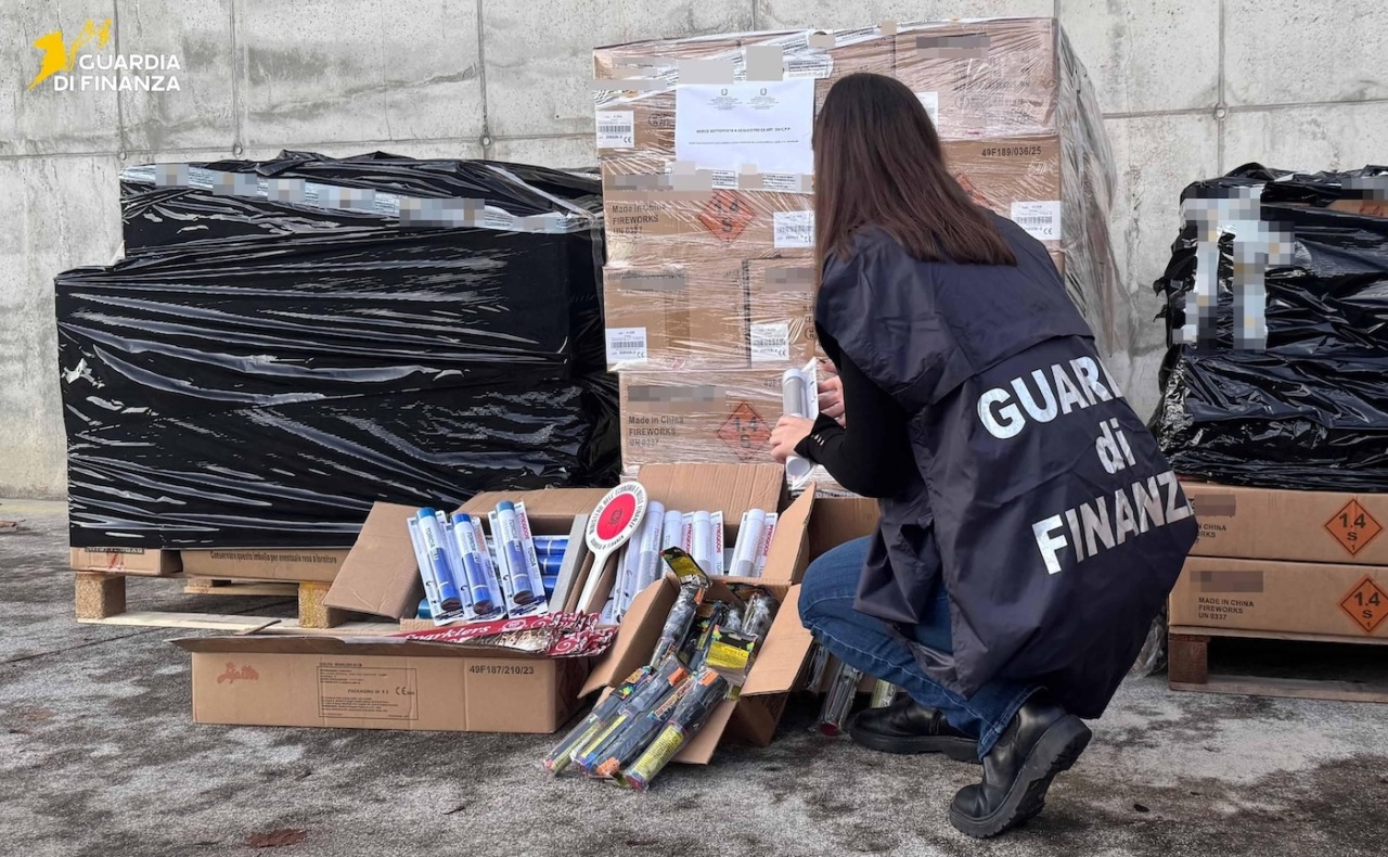 Capodanno sicuro: la Gdf sequestra oltre 1,2 tonnellate di fuochi illegali nel Milanese