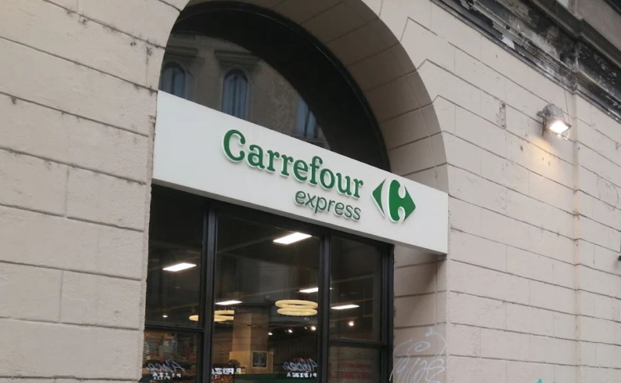 20enne entra nel supermercato Carrefour di via Torino, colpisce un vigilante e accoltella un giovane cassiere: arrestato