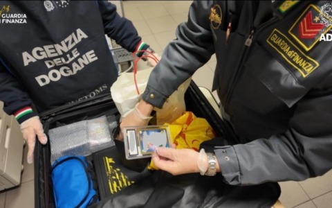 Maxi contrabbando da 90mila euro a Linate: sequestrate a passeggero oltre 20mila carte Pokemon rare