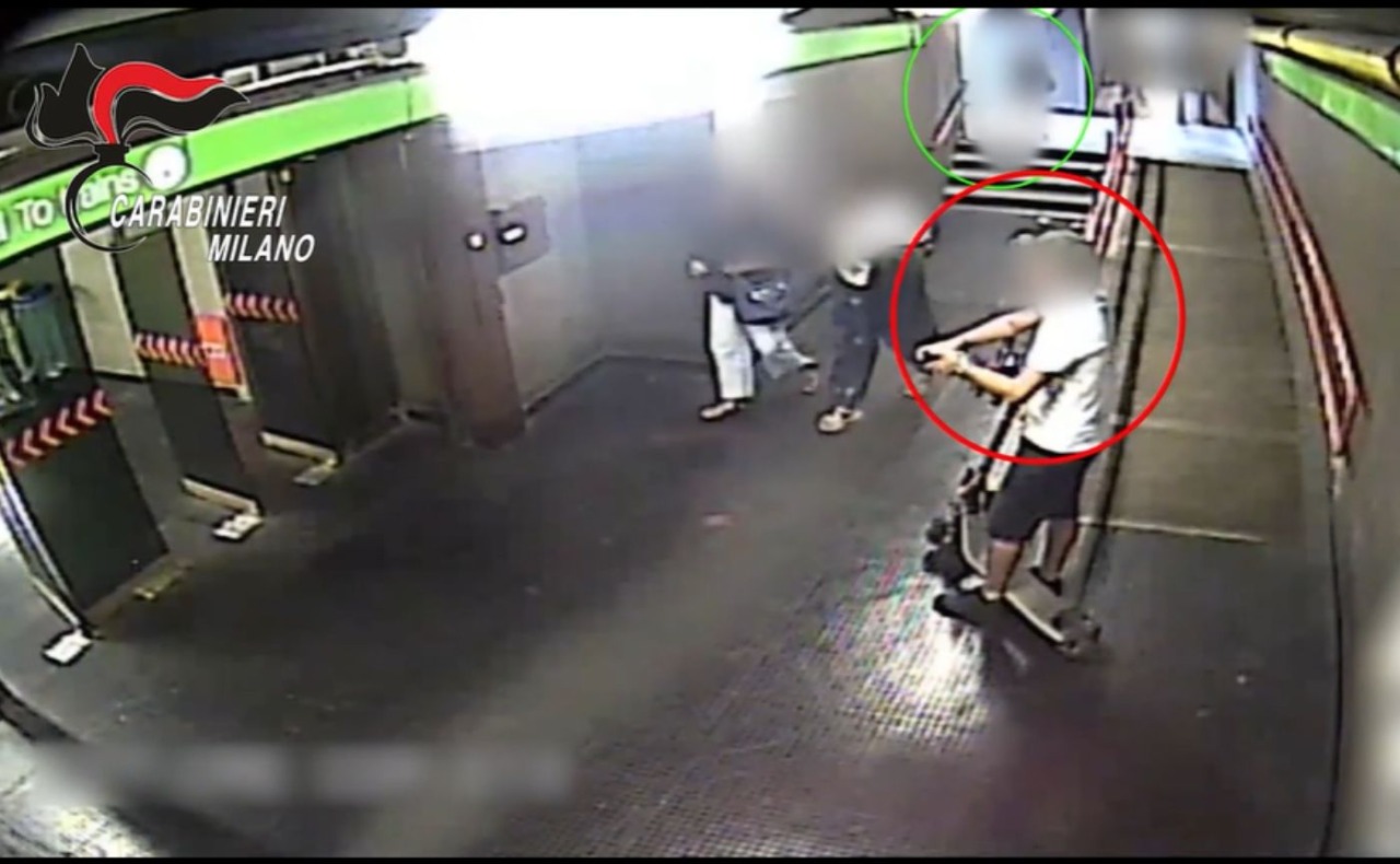 Pedinava le giovani vittime all’uscita della metro M2 e poi le violentava: arrestato un 19enne