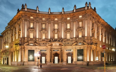 Furto allo Starbucks di piazza Cordusio: coppia arrestata dalla polizia locale