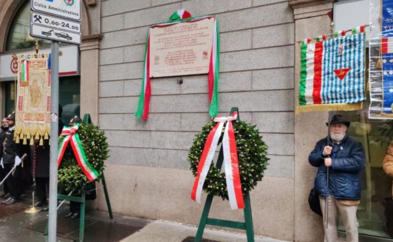 Giorno della Memoria, a Milano commemorate le vittime del nazifascismo davanti all’ex Albergo Regina, che fu sede delle SS in città