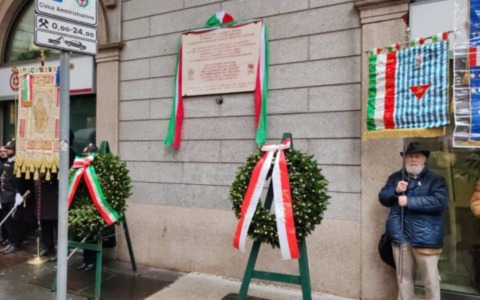 Giorno della Memoria, a Milano commemorate le vittime del nazifascismo davanti all’ex Albergo Regina, che fu sede delle SS in città