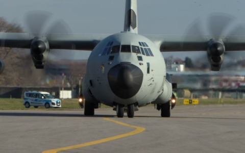 Tornano a casa le vittime della tragedia: oggi il rientro a Milano delle salme di Crans-Montana