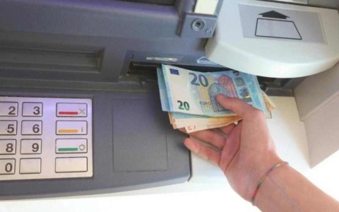 Provano a derubare una donna anziana mentre preleva al bancomat in corso Lodi: 19enne arrestato, complice in fuga