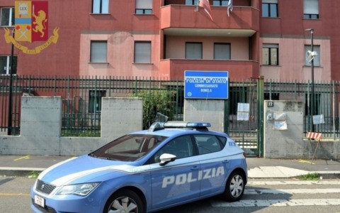 Rubano un’auto al Quartiere Gallaratese, poi fuggono fino a Sedriano: arrestati dopo colpi di pistola contro la polizia