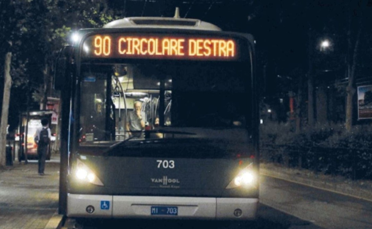 Sabato sera di violenza a bordo della 90, scoppia una rissa e finisce a coltellate: un uomo ferito e autista sotto choc