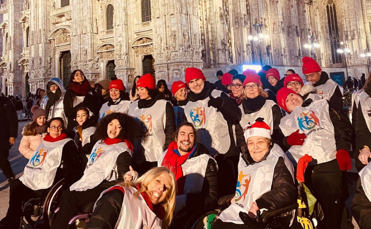 In piazza Duomo lo spettacolo “Rejoice and Friends 2026” con l’emozionante performance dell’associazione “Ugualmente Artisti”