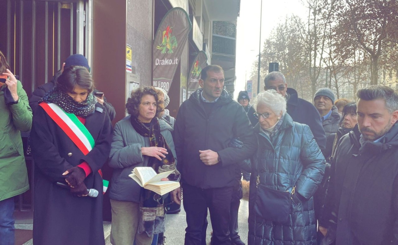 Alla posa delle Pietre d’Inciampo in ricordo della famiglia Morais in viale Abruzzi una commossa Liliana Segre: “A San Vittore papà mi affidò a loro”