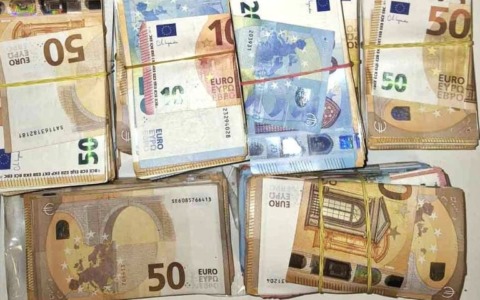 Droga e contanti in un box in zona Fulvio Testi: sequestrati 81mila euro e 1,7 kg di hashish