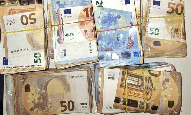 Droga e contanti in un box in zona Fulvio Testi: sequestrati 81mila euro e 1,7 kg di hashish