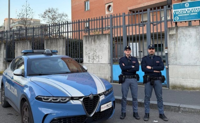Poliziotti scongiurano il gesto estremo di un giovane sul cavalcavia Buccari all’Ortica