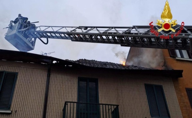 Incendio in un appartamento in via Ponte Nuovo, due anziani evacuati dai vigili del fuoco