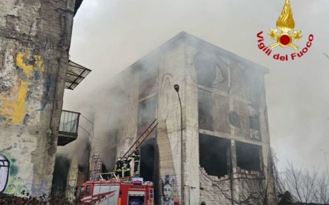 Uno stabile abbandonato tra Milano e Cormano va a fuoco: quattro senza tetto restano bloccati. Salvati in tempo dai pompieri