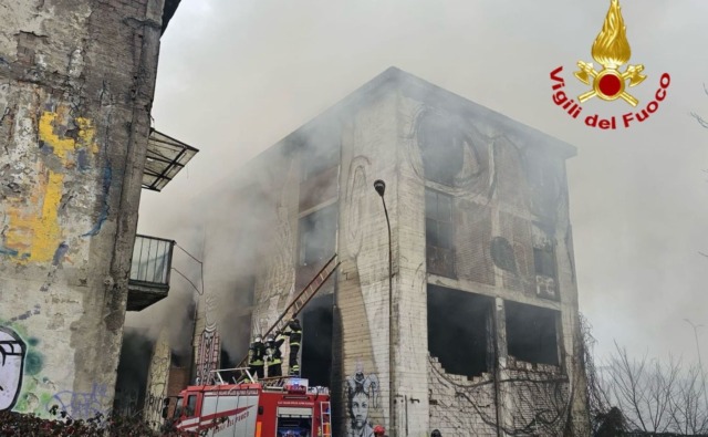Uno stabile abbandonato tra Milano e Cormano va a fuoco: quattro senza tetto restano bloccati. Salvati in tempo dai pompieri