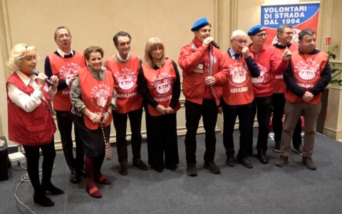 Politici e vip camerieri per un giorno alla Befana dei City Angels