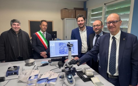 Metal detector nelle scuole: il ministro Valditara ne parla oggi nel corso di una visita a una scuola di Rozzano