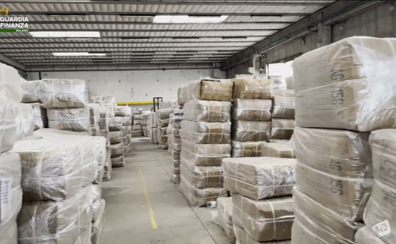 65.000 capi di abbigliamento contraffatti griffato Armani sequestrato dalle Fiamme Gialle nel sud Milano