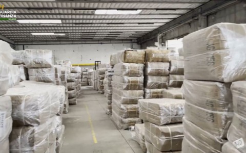 65.000 capi di abbigliamento contraffatti griffato Armani sequestrato dalle Fiamme Gialle nel sud Milano