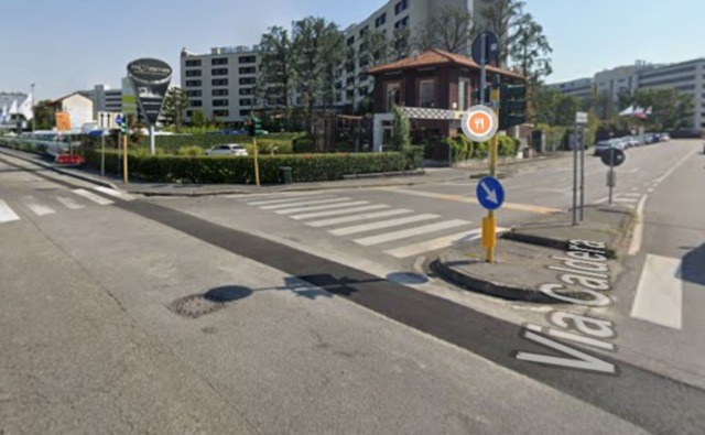 Via Novara, schianto tra tre veicoli all’incrocio con via Caldera: donna in coma