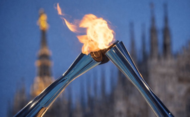 La fiaccola olimpica conquista Milano: ultima tappa dal centro storico fino al gran finale sul Naviglio