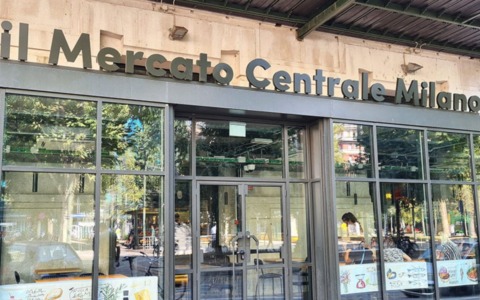 Blatte e gravi carenze igieniche: sospese 17 attività al Mercato Centrale
