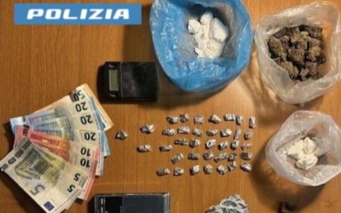 Arrestato 27enne per spaccio: droga e bilancini in casa al Gratosoglio