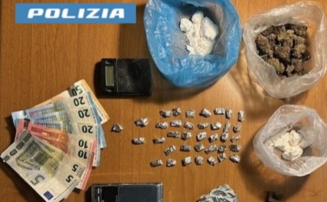 Arrestato 27enne per spaccio: droga e bilancini in casa al Gratosoglio