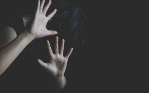 Violentata in casa dal compagno riesce a scappare in strada e a chiedere aiuto ai passanti