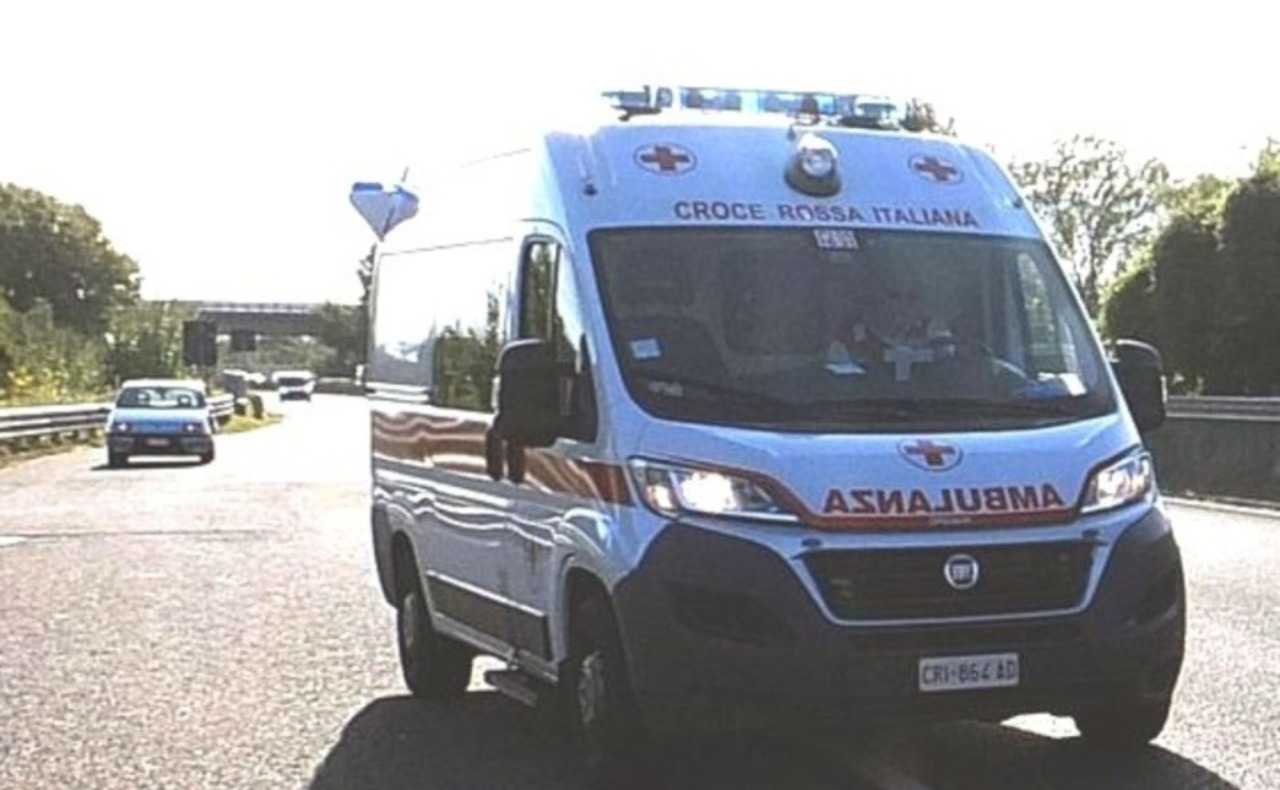 Un uomo di 48 anni muore travolto da un camion sul cavalcavia: stava camminando sulla carreggiata