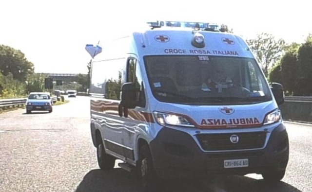 Un uomo di 48 anni muore travolto da un camion sul cavalcavia: stava camminando sulla carreggiata