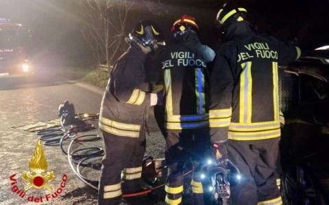 Drammatico incidente all’alba nel sud Milano: frontale tra un mezzo pesante e un’auto, una donna di 59 anni muore sul colpo