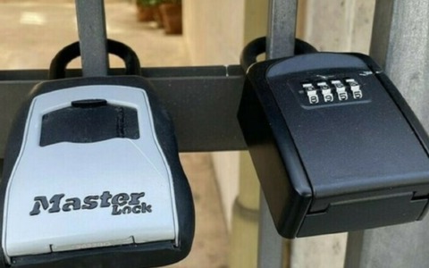 Spacciano cocaina usando una lockbox fissata a una ringhiera in zona Lotto: arrestati due pusher