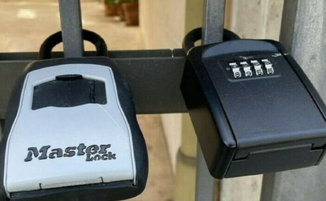 Spacciano cocaina usando una lockbox fissata a una ringhiera in zona Lotto: arrestati due pusher