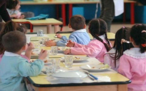 Malori per dodici bambini e una cuoca alla scuola francese di via Laveno durante la mensa