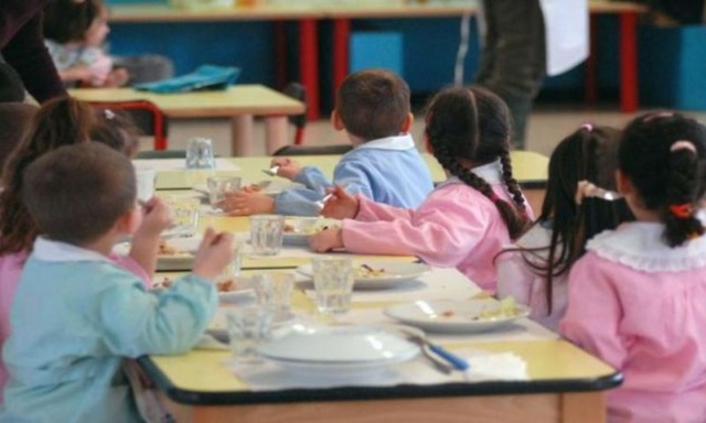 Malori per dodici bambini e una cuoca alla scuola francese di via Laveno durante la mensa