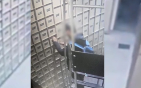 Tenta di rapinare il caveau di una banca di viale Certosa ma resta bloccato all’interno: liberato e arrestato da carabinieri e vigili del fuoco