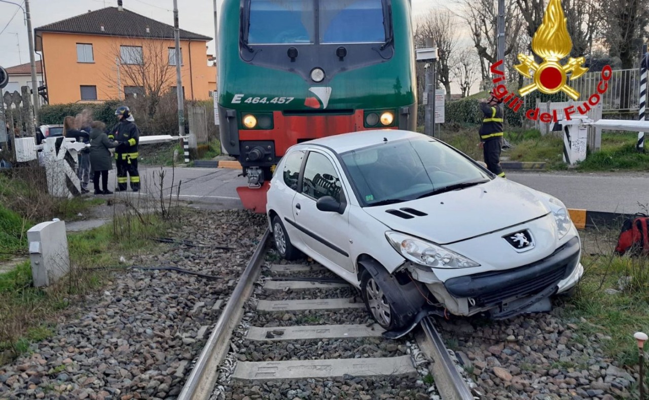 Sfiorata la tragedia nel sud Milano, un treno con 300 persone a bordo colpisce un’auto ferma sui binari