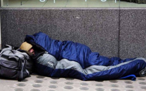 Ancora un senzatetto morto per strada nelle gelide notti milanesi: secondo caso in due giorni