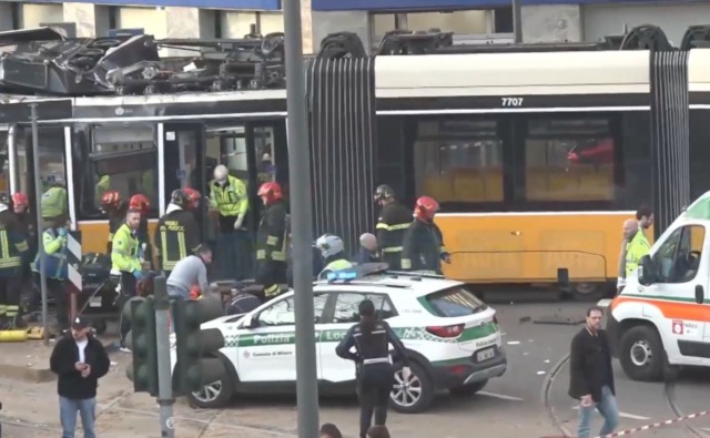 Tram della linea 9 deraglia in viale Vittorio Veneto e va a schiantarsi sulla vetrina di un negozio: due morti e circa 40 feriti