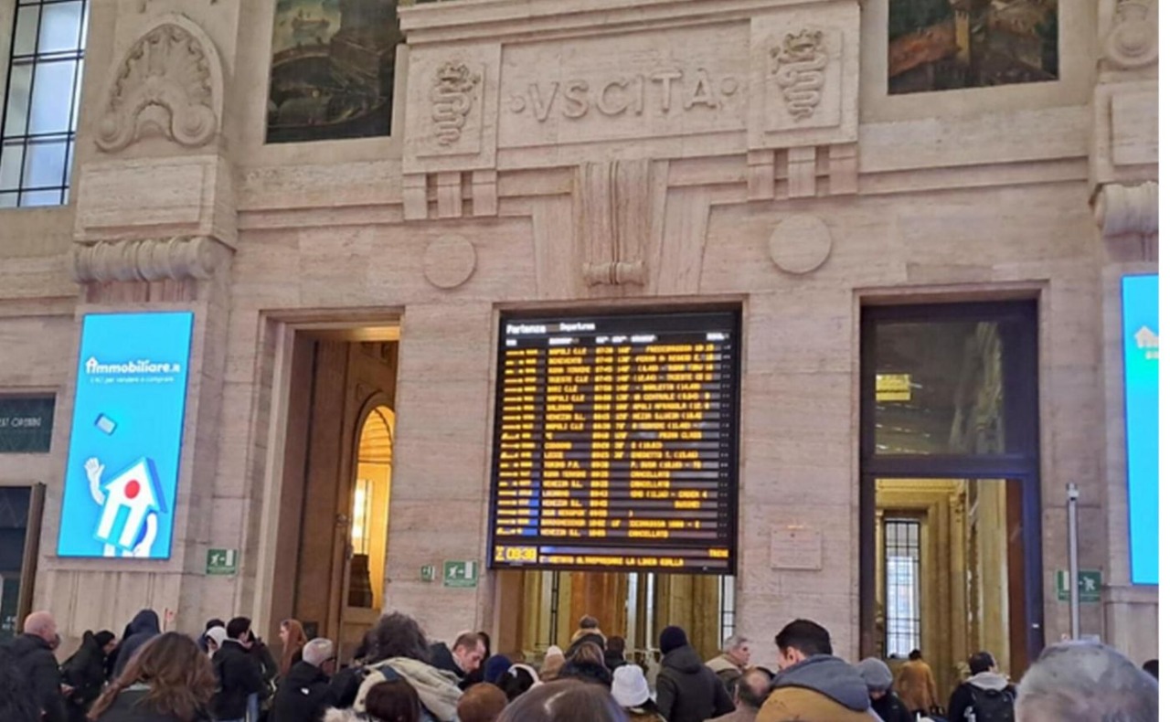 Mattinata nera alla Centrale per un guasto a un treno: corse cancellate e ritardi fino a 100 minuti