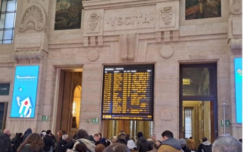 Mattinata nera alla Centrale per un guasto a un treno: corse cancellate e ritardi fino a 100 minuti
