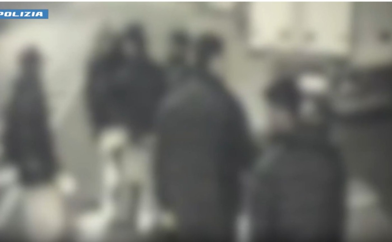 Aggredirono e derubarono un minorenne su un bus della linea notturna della M3: arrestati due 19enni e un 20enne